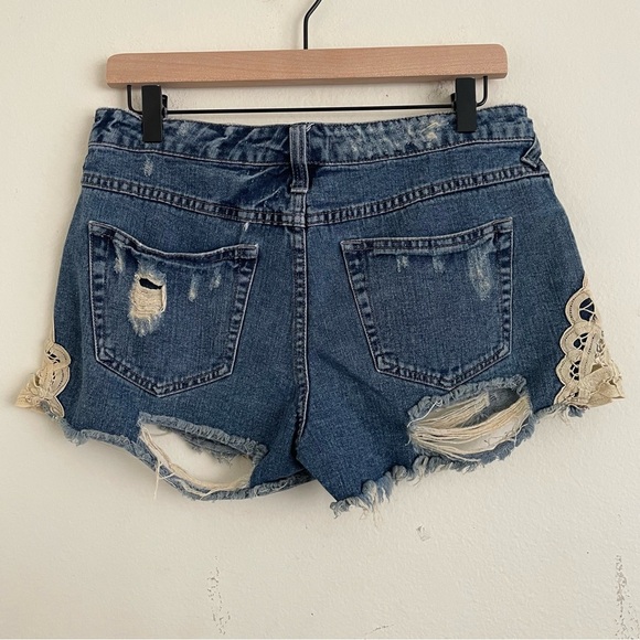 Free People Destructed Mid Rise Shorts Lace Crochet Trim Size 26 - Picture 2 of 4